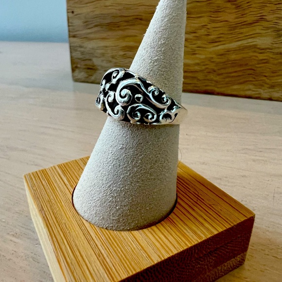 Sterling Silver Ring w/ Gorgeous Scroll Work. Size 6.5 Marked 925 and Thailand. - Picture 1 of 9